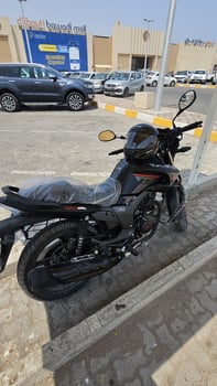 Moto Hero Hunk 150cc récente en excellent état