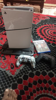 PlayStation 5 avec deux manettes et FIFA 2025 récent