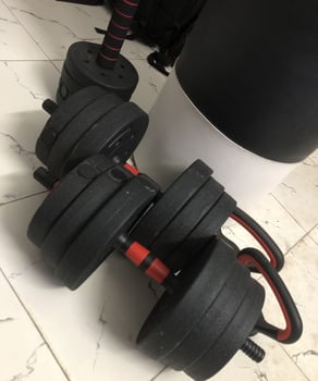Ensemble musculation complet avec haltères réglables et sac de frappe