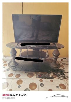 Télévision LG 32 pouces en très bon état avec meuble