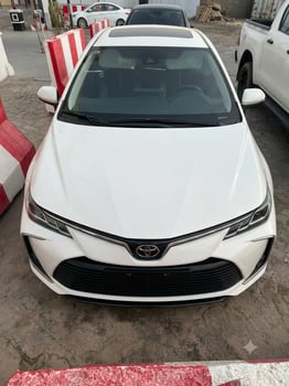 Toyota Corolla 2022 blanche, berline neuve avec toit ouvrant