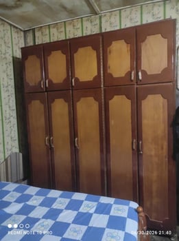 Armoire 5 portes en bon état et propre
