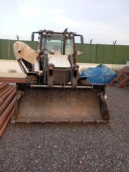 Tractopelle neuve avec fourches et marteau hydraulique 3 en 1