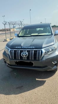 4 Voitures en excellent état à vendre : TOYOTA PRADO - TOYOTA HILUX 2020 AUTOMATIQUE &. Hyundai SANTA FE 2016 & SUZUKI SWIFT 2019