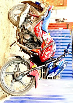 Moto Honda SP125, bien entretenue, rouge et bleu
