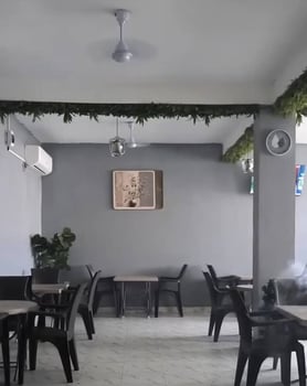 Restaurant aménagé avec terrasse en zone commerciale