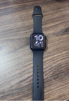 Apple Watch SE 2023 GPS 44 mm boîtier aluminium minuit