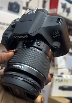 Appareil photo Canon 2000D neuf avec carte mémoire