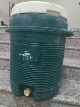 Glacière à eau pratique en bon état