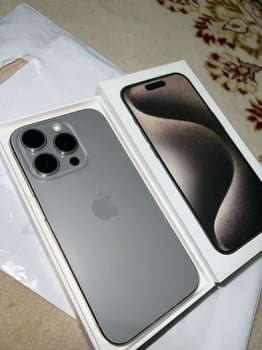 iPhone 15 Pro 128 Go en excellent état batterie 80%