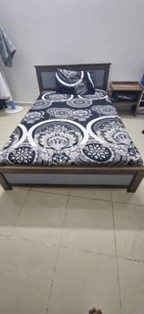 Lit en bois 120x190 avec matelas médical et protège-matelas