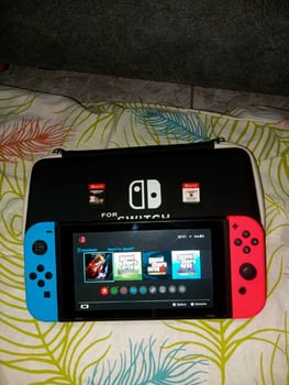 Nintendo Switch OLED en très bon état avec accessoires et jeux