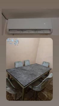 Table à manger, rideaux, tapis et climatiseur 2 CV presque neufs