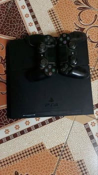 PS4 avec 2 manettes