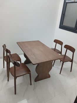 Table à manger avec 4 chaises neuves en excellent état