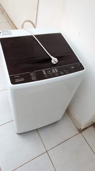 Lave-linge fonctionnel avec légère fuite d\'eau