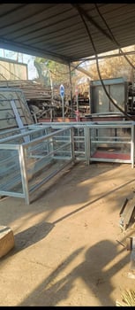Ensemble 3 tables vitrines aluminium de haute qualité pour commerce