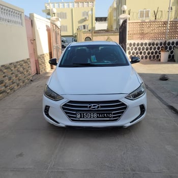 Hyundai Avante 2017 diesel boîte automatique blanc bien entretenue