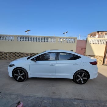 Hyundai Avante 2017 diesel boîte automatique blanc bien entretenue