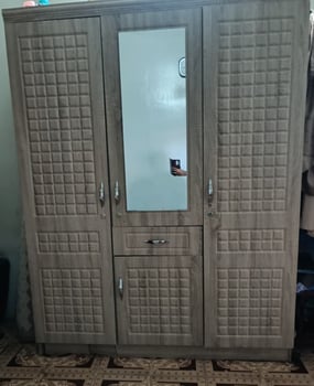 Armoire grande et moderne en excellent état