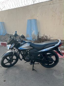 Moto TVS 100 noir et bleu en très bon état