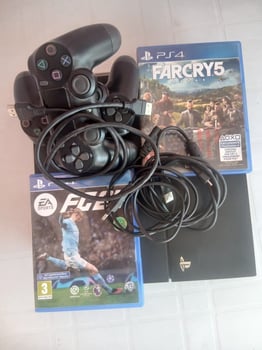 PlayStation 4 avec 2 manettes et FIFA 2024