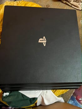 Console PS4 Pro avec manette et câbles en parfait état