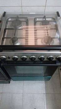 Réfrigérateur et cuisinière à gaz en bon état
