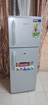 Réfrigérateur Geepas double porte 180L quasi neuf