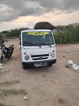 Moto Bajaj Tata disponible sans chauffeur