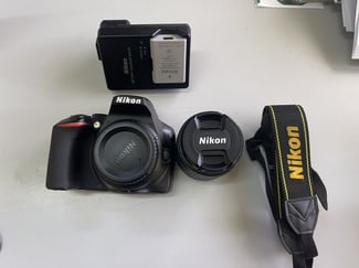 Nikon D3500 + objectifs et accessoires + batterie + carte mémoire + ceinture + excellent état