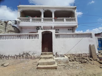 Maison R1 avec 2 appartements F3 à NASSIB, BALBALA