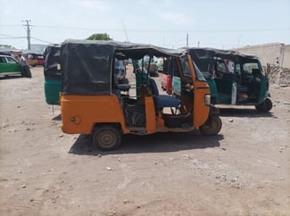 Bajaj Mahindra 66D81 en excellent état à vendre