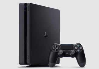 PS4 Slim avec 2 manettes - Excellent état, GTA 5 inclus