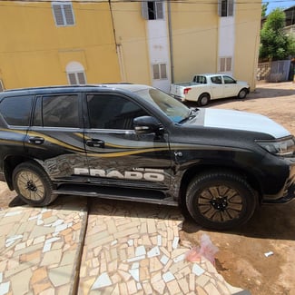 Voiture Prado V6 automatique à louer en excellent état