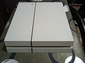 Console PS4 en excellent état prix négociable