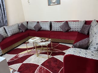 Salon marocain en excellent état avec tables basses et tapis inclus