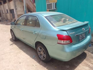 Toyota Belta Yaris, châssis long, climatisée, radio cassette, peinture neuve