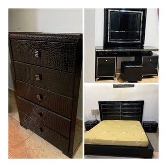 Chambre à coucher noire avec matelas médical, armoire et coiffeuse