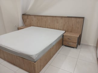 Chambre à coucher + Écran plat + Gazinière + Frigo + Table à manger à vendre