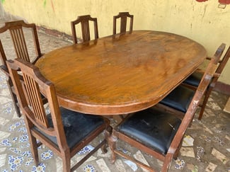 Table en bois rouge 8 places en excellent état