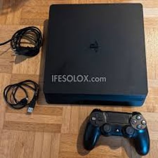 Playstation 4 avec 2 manettes et accessoires