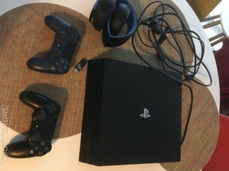 PS4 Pro 1To + GTA 5 & Call of Duty WW2 + 2 manettes