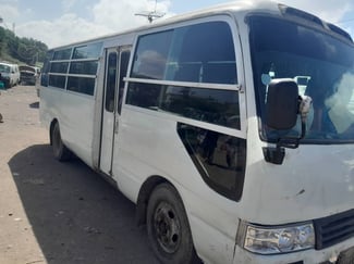 Bus Toyota Coaster en bon état, prix négociable