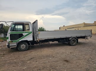 Camion Nissan Diesel 24V, état neuf