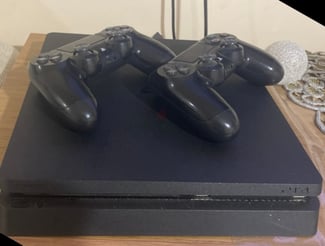 Console PS4 Slim avec 2 manettes et jeu FIFA 24