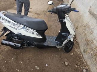 Vente d'une scooter suzuki lets comme neuf