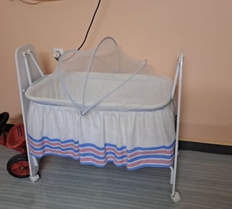 Lit bébé portatif presque neuf avec carton inclus