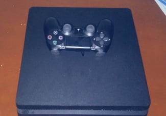 PS4 Slim 2 manettes, 20 000 FD, bon état + pièces de rechange