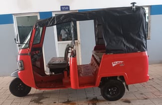 Moto Bajaj Mahindra neuf, prix discutable